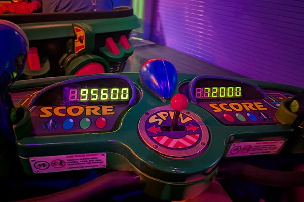 A ride console with two scores, one 95,600 and the other 72,000